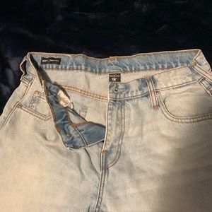 Stay true with Ricky. This men's straight jean features fading,  size 34